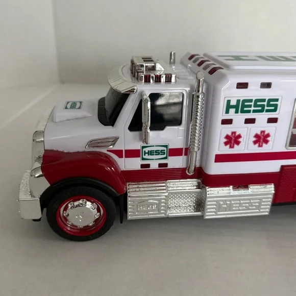 Hess Ambulance and Rescue Truck 2020/Hess Fire Truck and Ladder Rescue Set 2015 - Picture 15 of 17
